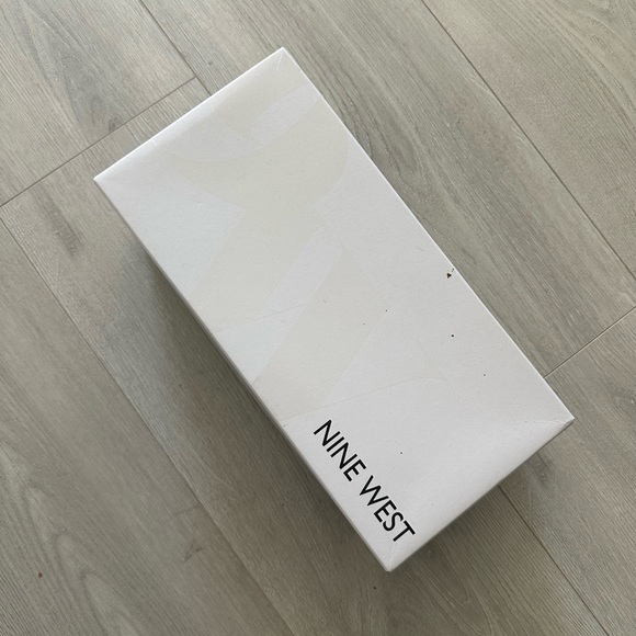 Nine West Kapps 9x9 Pointy Toe Mules - Picture 5 of 7